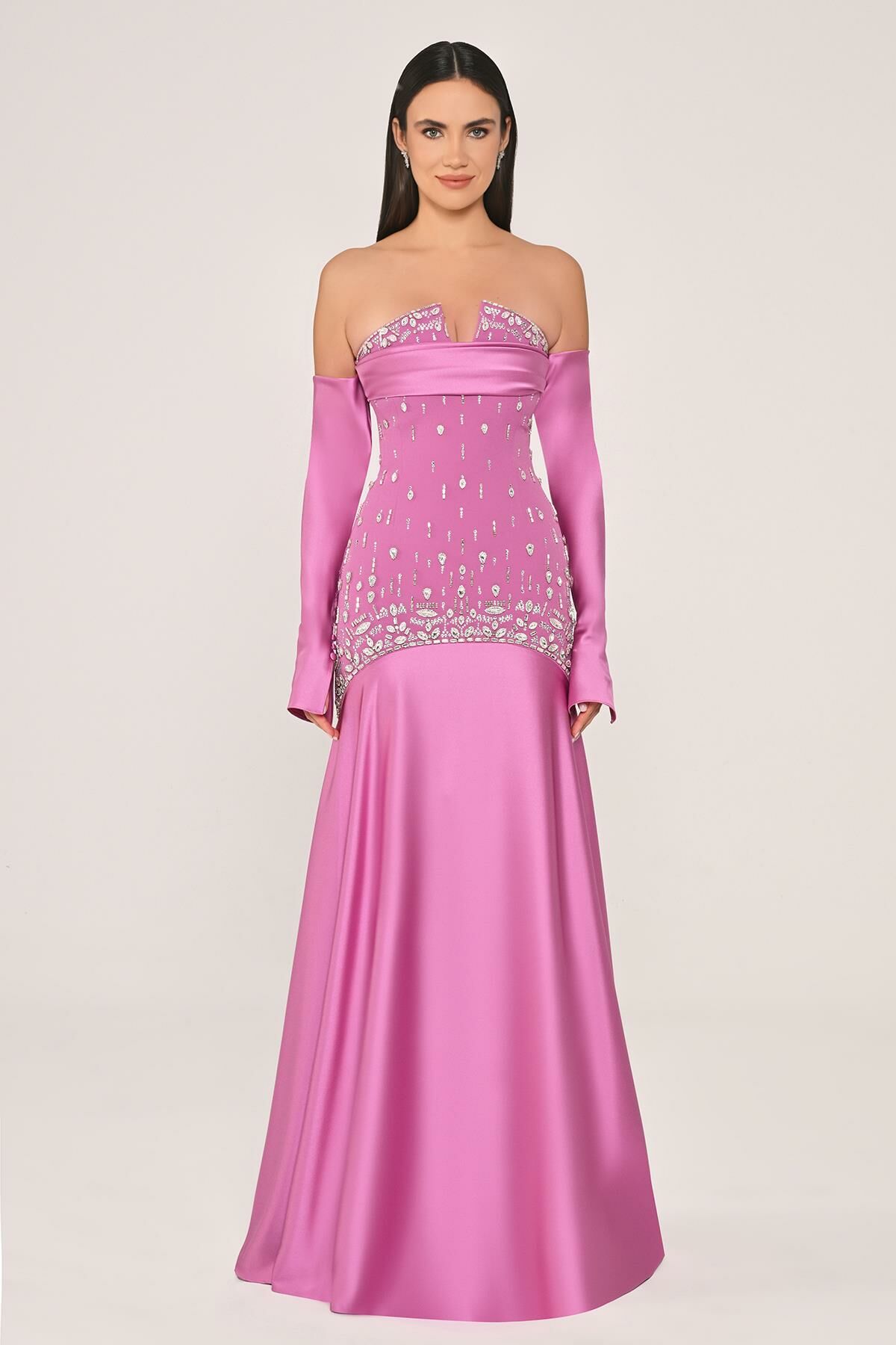 Straplez Taş Aksesuarlı Kollu Saten Uzun Elbise