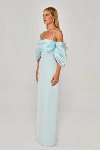 Langes Kleid mit tiefen Ballonärmeln und Schlitz, Hellblau – 36
