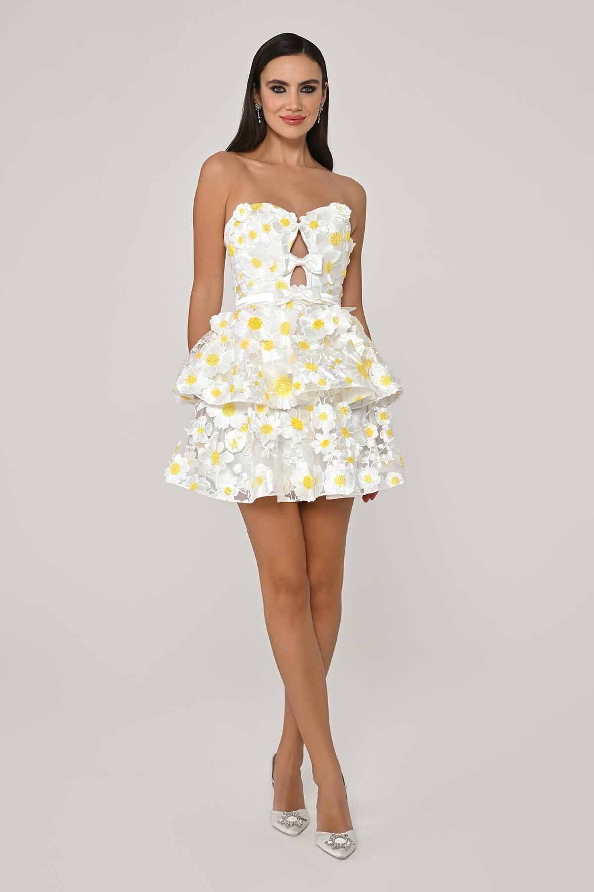 Straplez 3 Boyut Çiçek Aksesuarlı Kısa Elbise Beyaz - 36