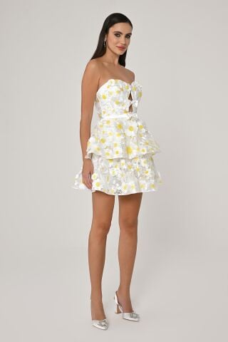 Straplez 3 Boyut Çiçek Aksesuarlı Kısa Elbise Beyaz - 36