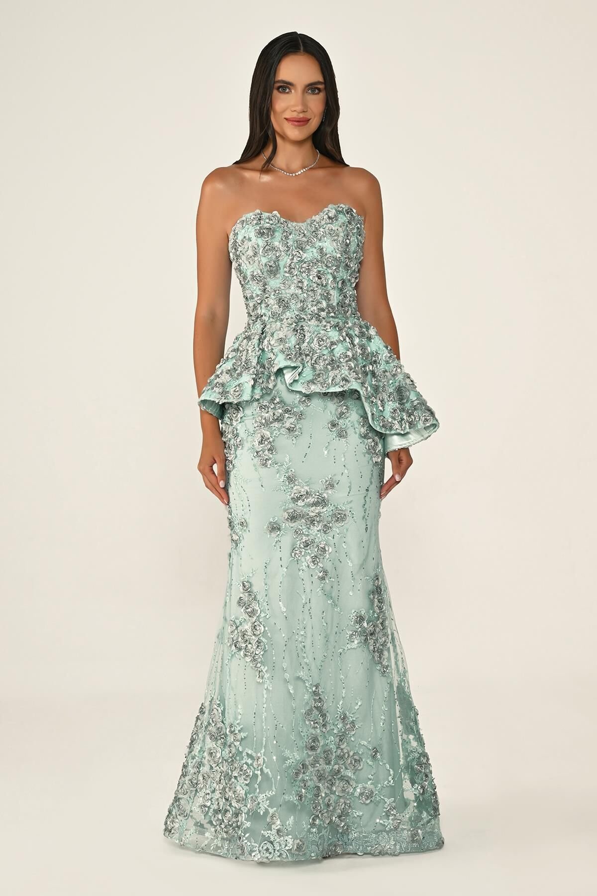 Straplez Belden Volanlı 3 Boyut Çiçek Akseuarlı Uzun Elbise