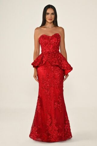 Straplez Belden Volanlı 3 Boyut Çiçek Akseuarlı Uzun Elbise