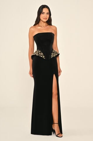 Straplez Yanları Aksesuarlı Yırtmaçlı Kadife Uzun Elbise