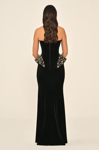 Straplez Yanları Aksesuarlı Yırtmaçlı Kadife Uzun Elbise