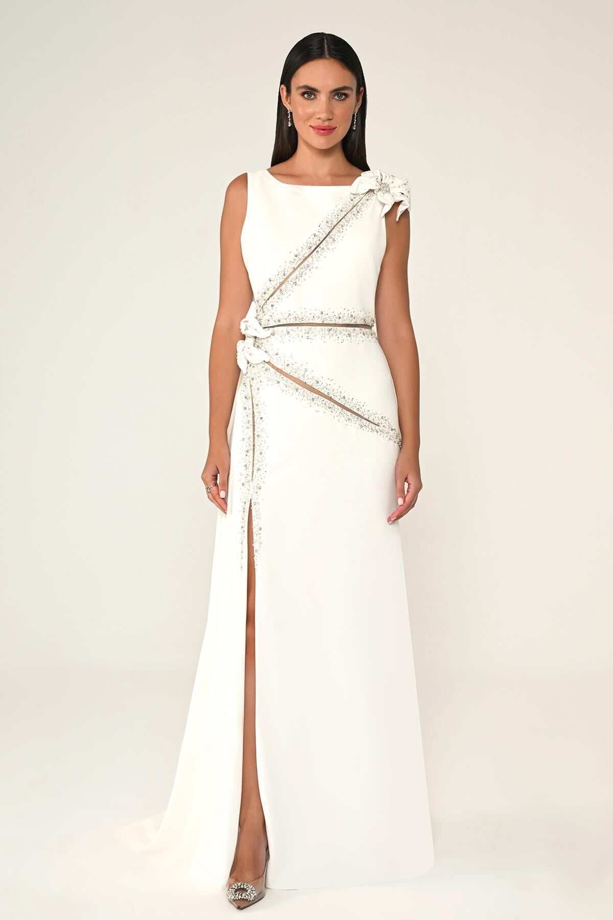 Çiçek ve Taş Aksesuarlı Yırtmaçlı Şallı Uzun Elbise Beyaz - 46