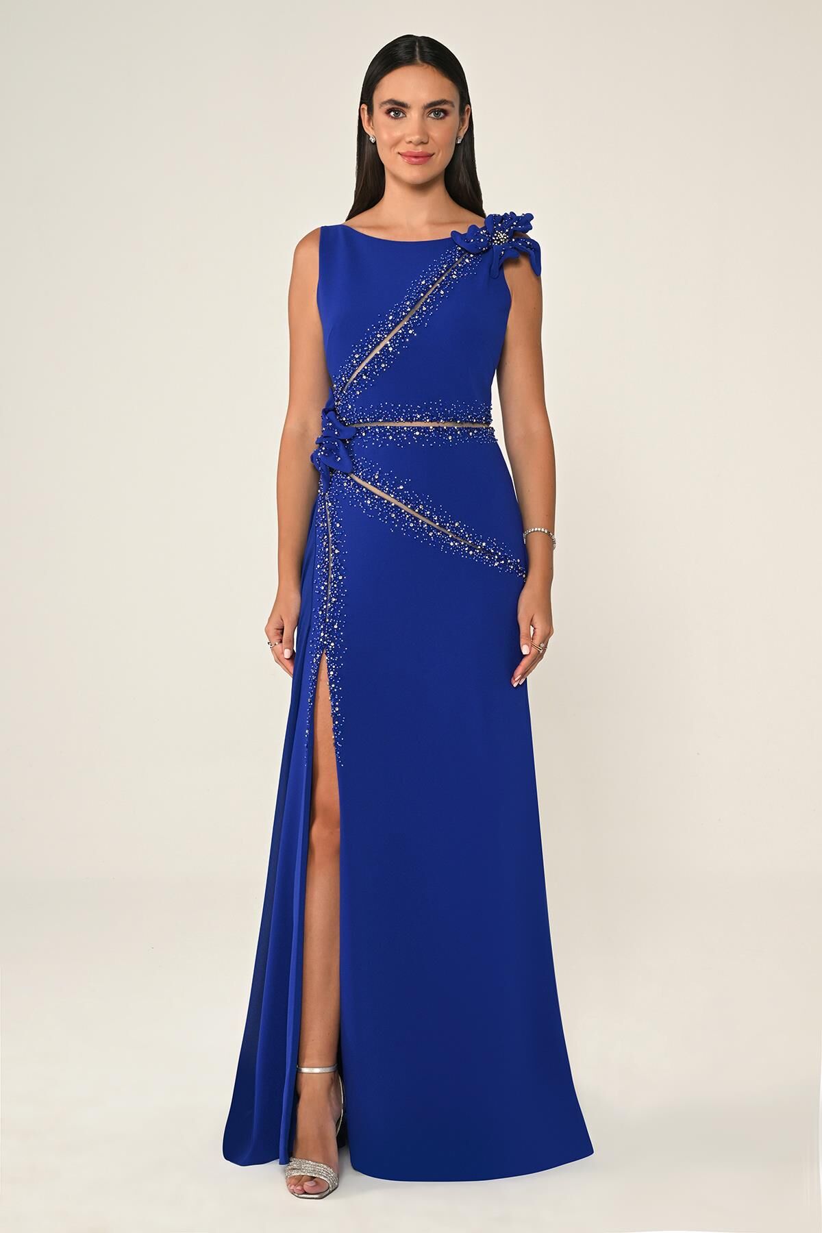 Çiçek ve Taş Aksesuarlı Yırtmaçlı Şallı Uzun Elbise SAKS - 40