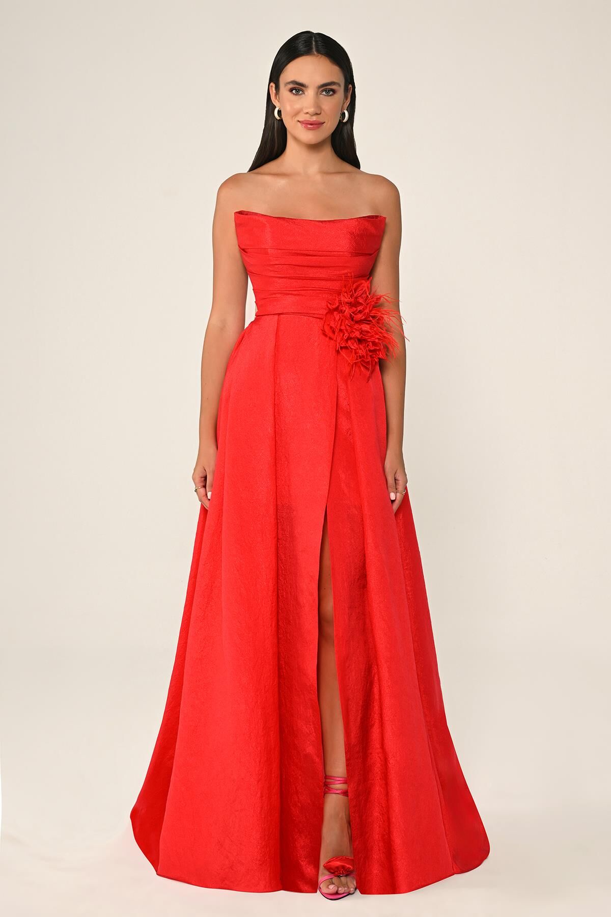 Straplez Bel Çiçek Aksesuarlı Organze Uzun Elbise Kırmızı - 38