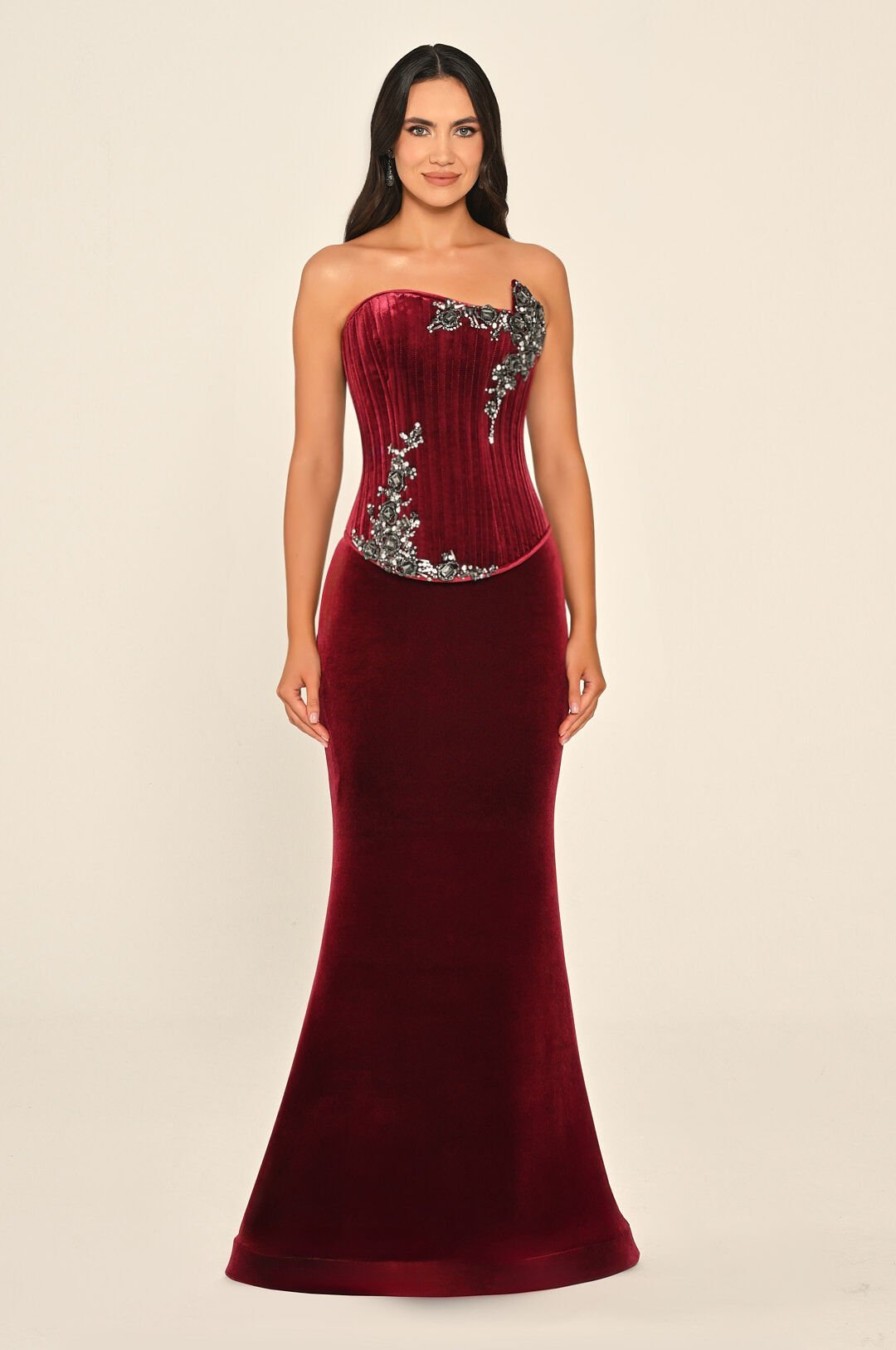 Straplez Üst Asimetrik Kesim Taşlı Kadife Uzun Elbise