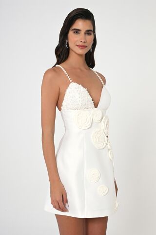 İnci Askılı Çiçek Aksesuarlı Mat Saten Kısa Elbise BEYAZ / BEYAZ - 42