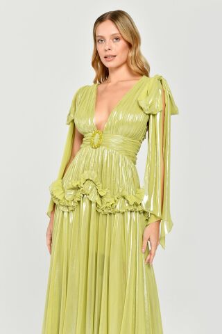 Langes Kleid aus glänzendem Chiffon mit tiefem V-Ausschnitt, Rüschen und Schnallen, APFELGRÜN - 42