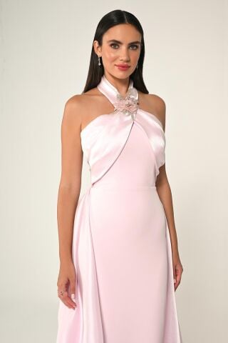 Boyundan Geçmeli Çiçek Aksesuarlı Uzun Elbise Pembe - 36