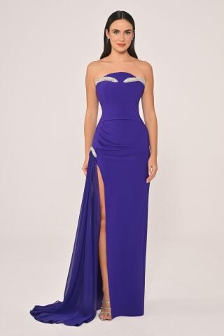 Trägerloses, seitliches Chiffon-Kleid mit Schleppe und Krepp