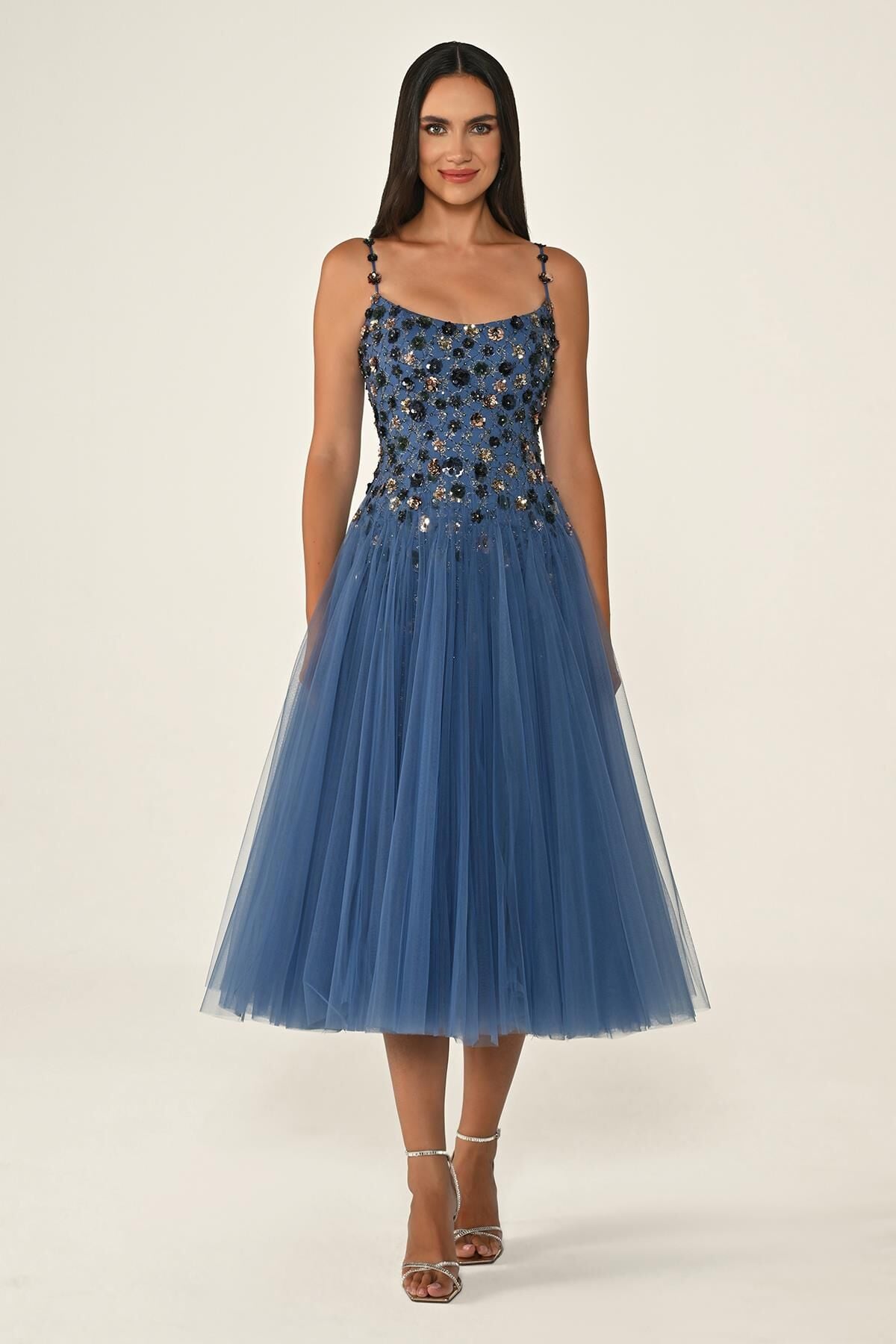 Askılı Üst Payet 3 Boyut Çiçek Aksesuarlı Tül Midi Elbise