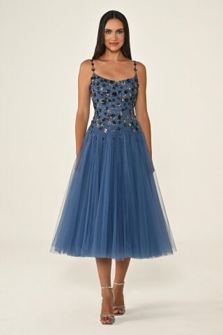 Askılı Üst Payet 3 Boyut Çiçek Aksesuarlı Tül Midi Elbise