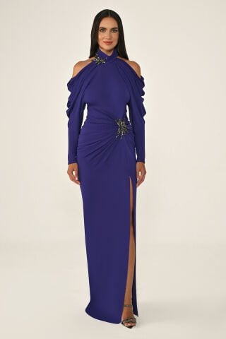 Omuzları Açık Boyun ve Belden Aksesuarlı Krep Uzun Elbise