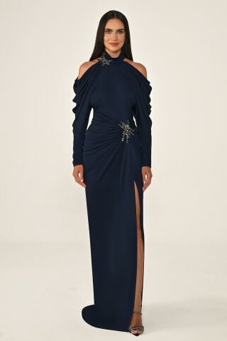 Omuzları Açık Boyun ve Belden Aksesuarlı Krep Uzun Elbise