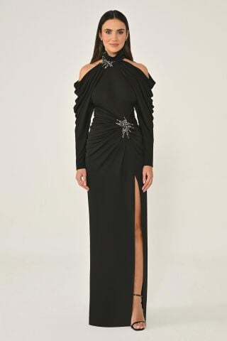 Omuzları Açık Boyun ve Belden Aksesuarlı Krep Uzun Elbise