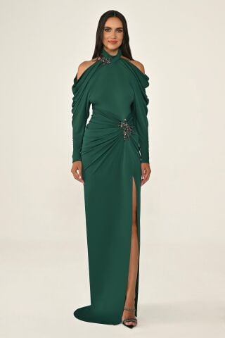Omuzları Açık Boyun ve Belden Aksesuarlı Krep Uzun Elbise