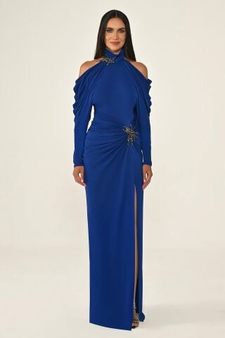 Omuzları Açık Boyun ve Belden Aksesuarlı Krep Uzun Elbise