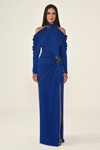 Omuzları Açık Boyun ve Belden Aksesuarlı Krep Uzun Elbise