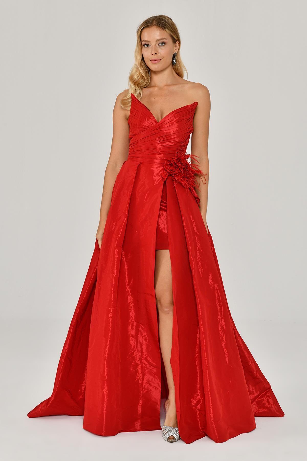 Trägerloses langes Kleid aus glänzendem Stoff mit Seitenschlitz, Rot - 44