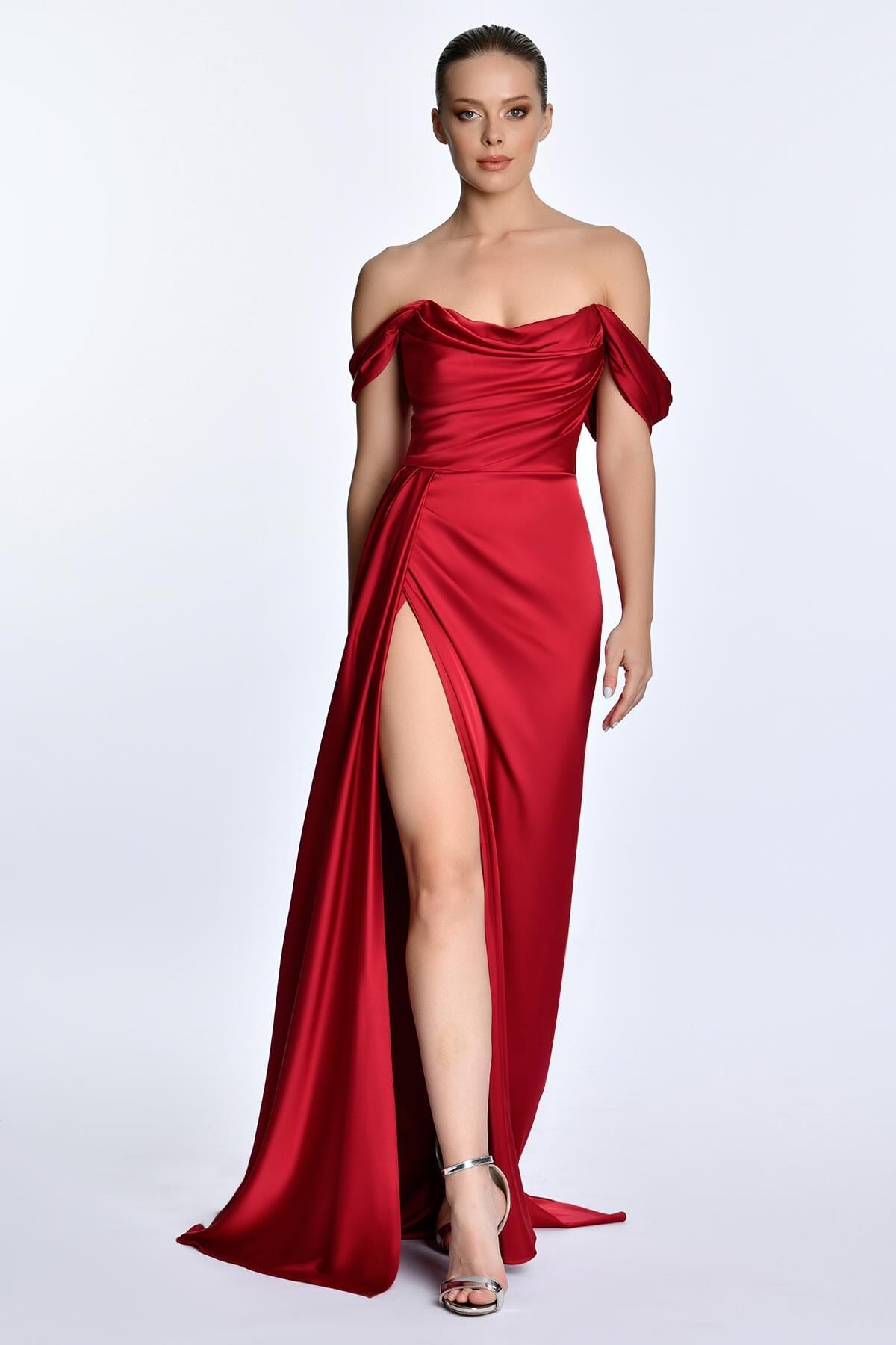 Schulterfreies langes Satinkleid mit Seitenschlitz, Burgunderrot - 38