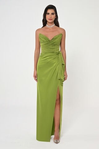 Trägerloses, plissiertes Oberteil mit seitlichem Schlitz und langem Chiffonkleid