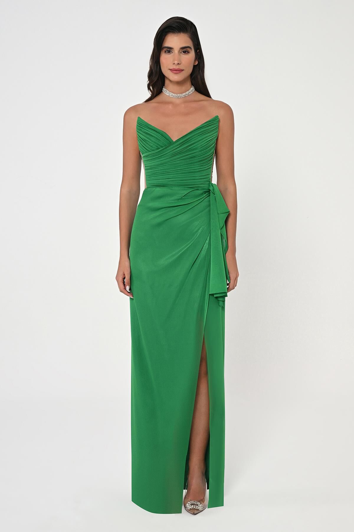 Trägerloses, plissiertes Oberteil mit seitlichem Schlitz und langem Chiffonkleid