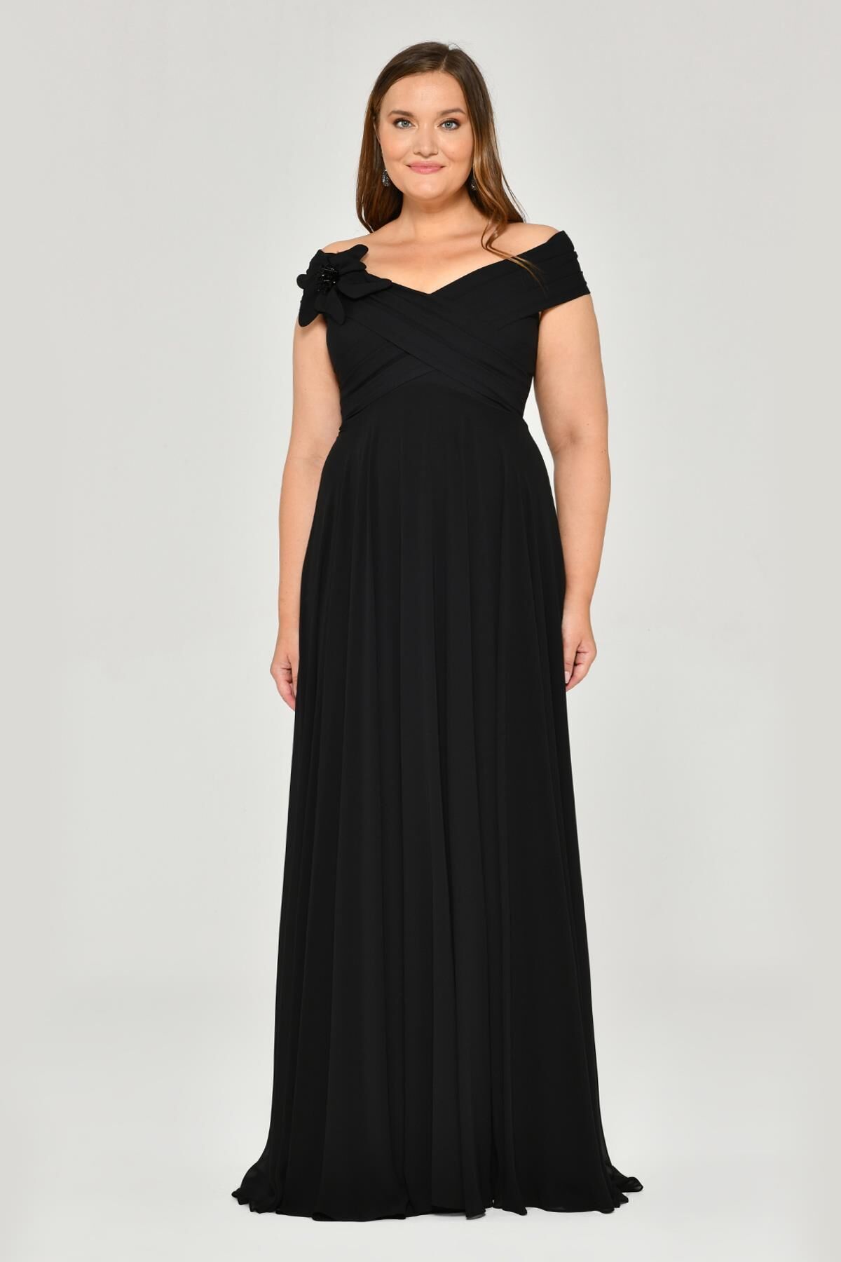 Düşük Omuz Drapeli Çiçek Aksesuarlı Şifon Uzun Elbise Siyah - 46