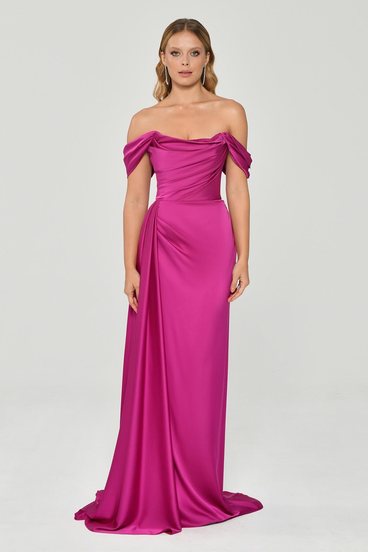 Düşük Omuz Yandan Yırtmaçlı Saten Uzun Elbise Fuşya - 44